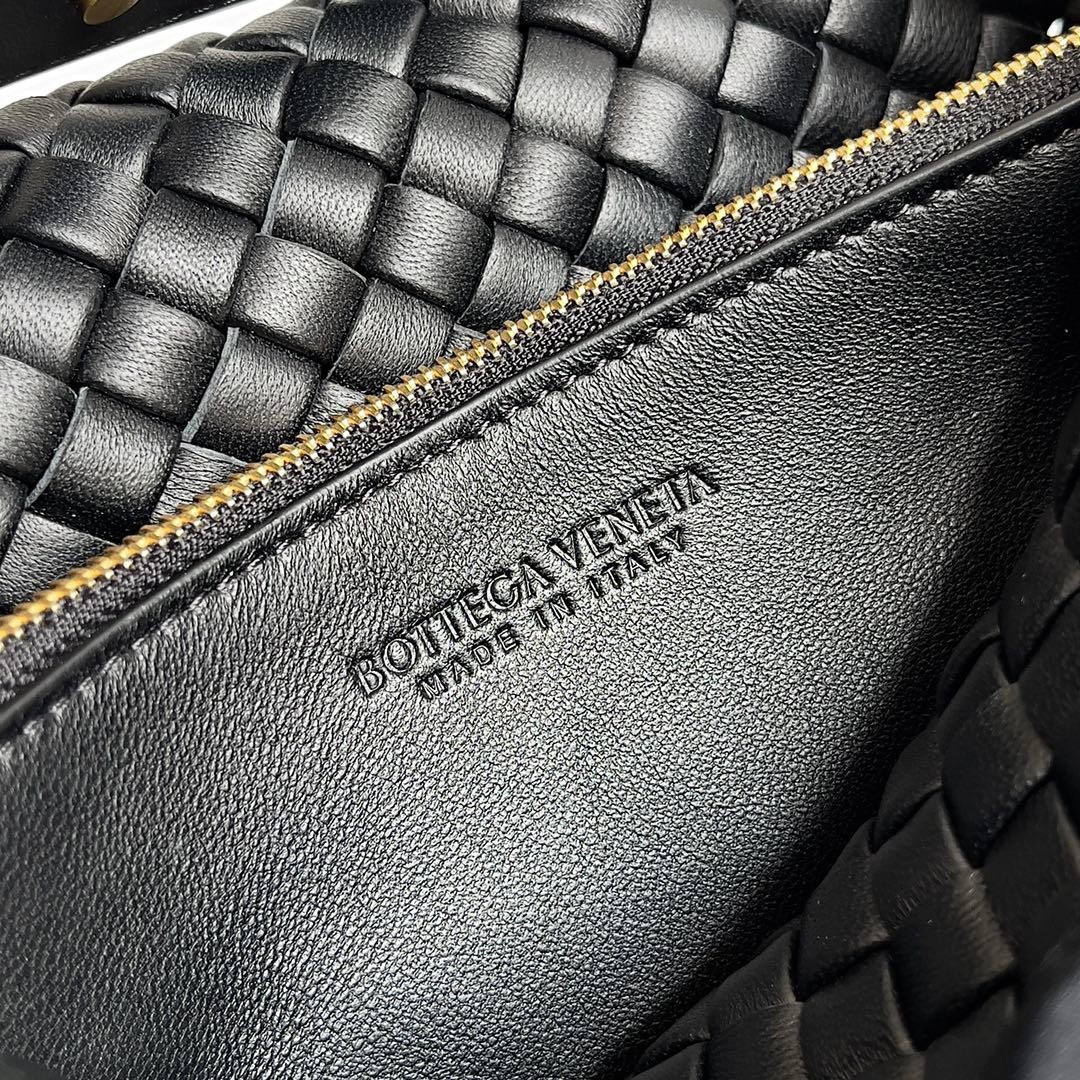 Bottega Veneta Cobble Small Bag in Black Intrecciato Leather 048