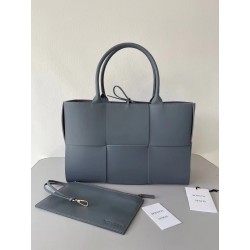 Bottega Veneta Arco Medium Tote In Thunder Intrecciato Lambskin 216