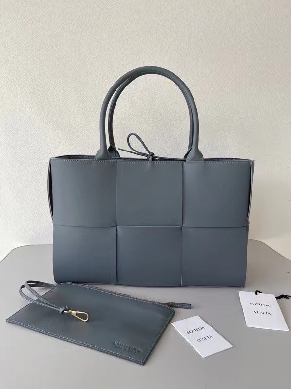 Bottega Veneta Arco Medium Tote In Thunder Intrecciato Lambskin 216