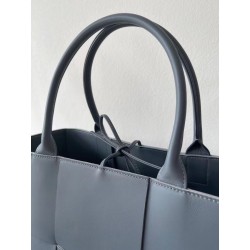 Bottega Veneta Arco Medium Tote In Thunder Intrecciato Lambskin 216