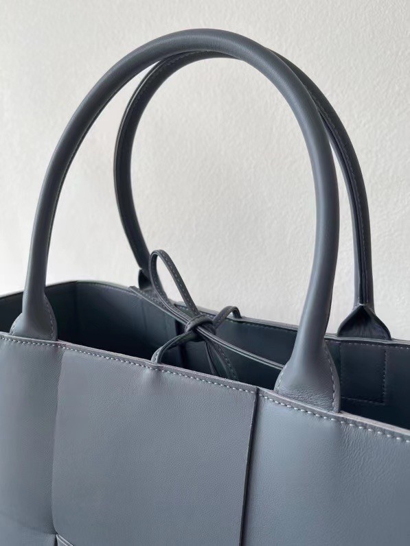 Bottega Veneta Arco Medium Tote In Thunder Intrecciato Lambskin 216