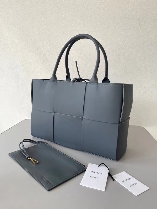 Bottega Veneta Arco Medium Tote In Thunder Intrecciato Lambskin 216