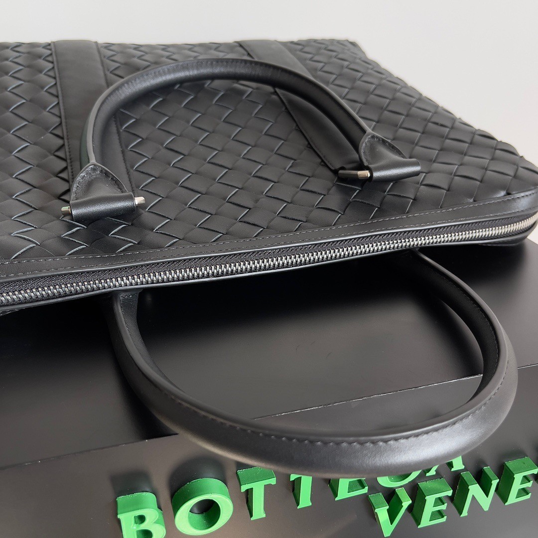 Bottega Veneta Large Briefcase In Black Intrecciato Calfskin 649