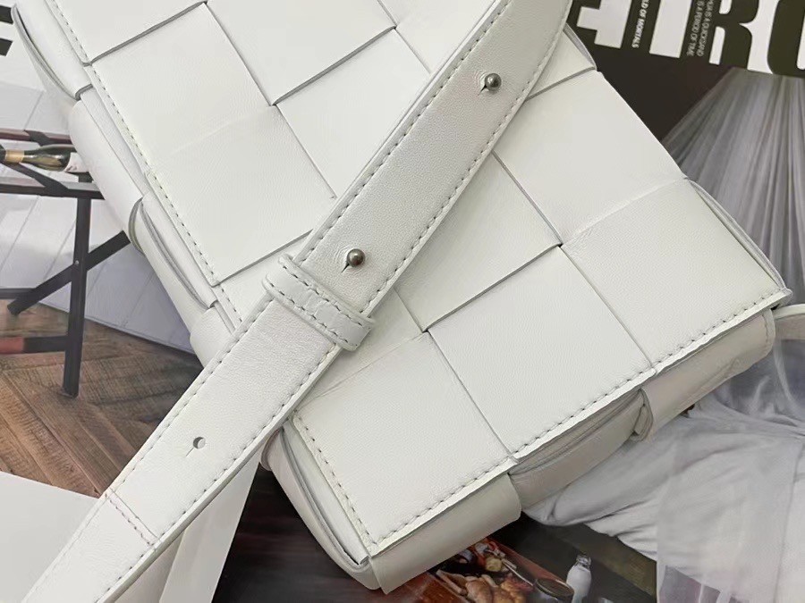 Bottega Veneta Cassett Bag In White Intrecciato Lambskin 679