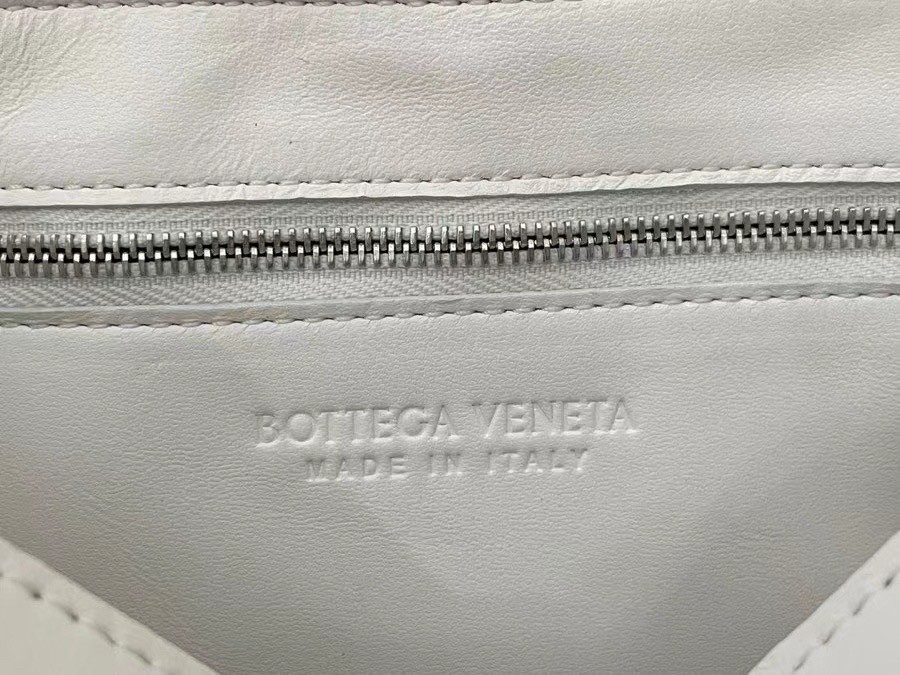 Bottega Veneta Cassett Bag In White Intrecciato Lambskin 679