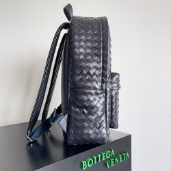 Bottega Veneta Medium Backpack In Dark Blue Intrecciato Calfskin 938