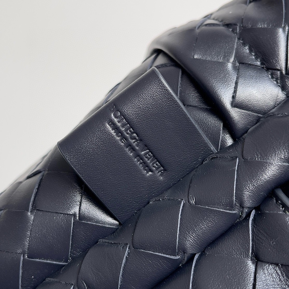 Bottega Veneta Medium Backpack In Dark Blue Intrecciato Calfskin 938