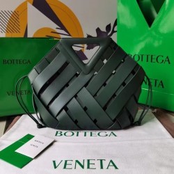 Bottega Veneta Medium Point Bag In Green Intrecciato Leather  600