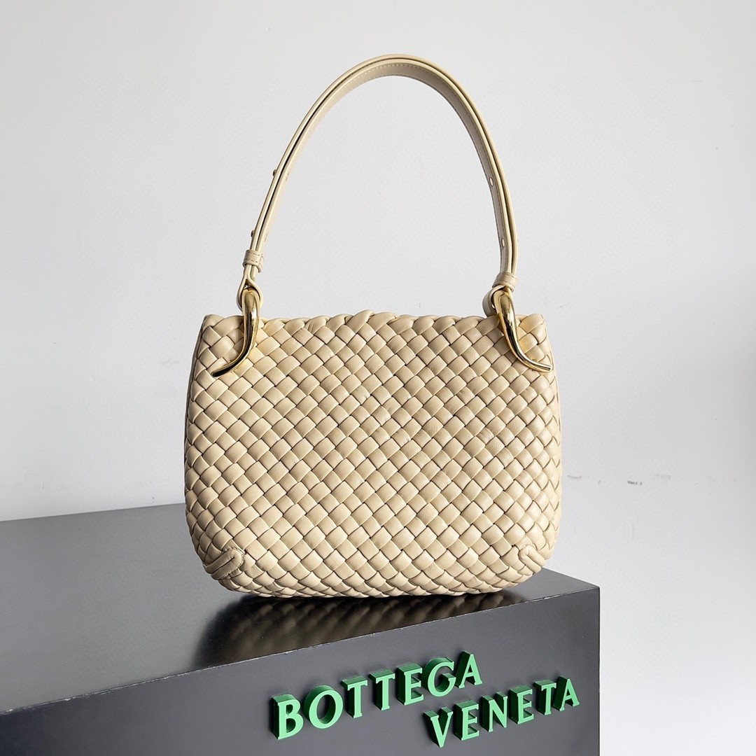 Bottega Veneta Clicker Small Bag in Porridge Intrecciato Lambskin 632