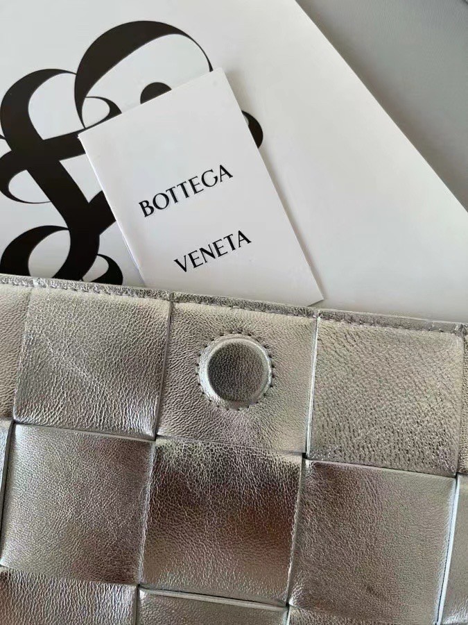 Bottega Veneta Cassett Bag In Silver Intrecciato Lambskin 668