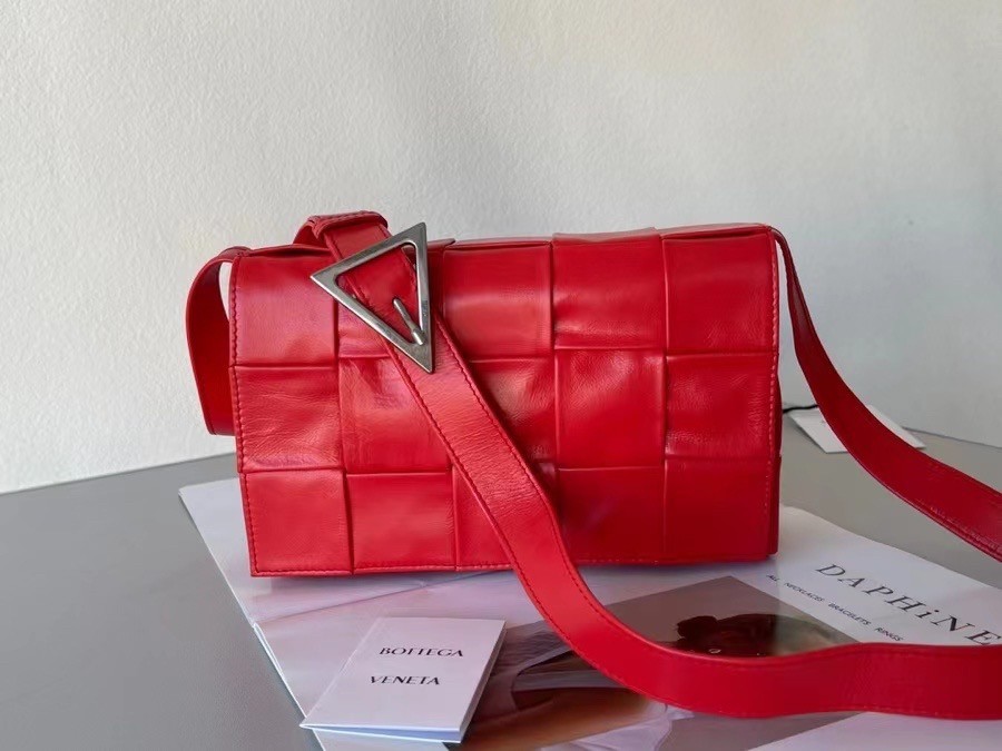 Bottega Veneta Cassett Bag In Red Wrinkled Calfskin 810