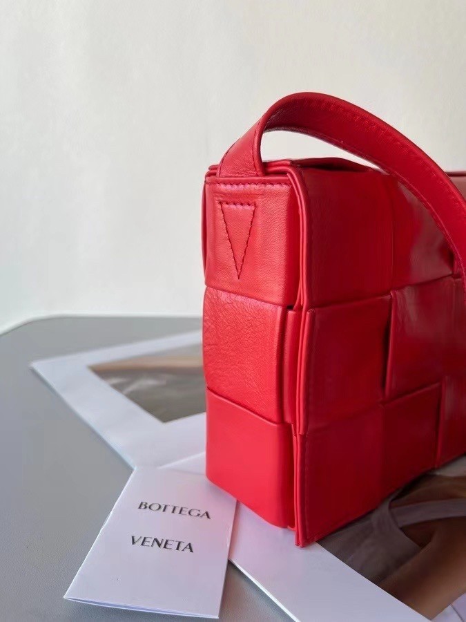 Bottega Veneta Cassett Bag In Red Wrinkled Calfskin 810