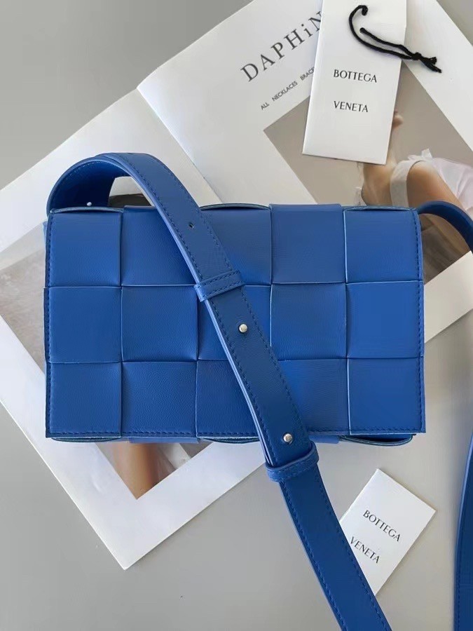 Bottega Veneta Cassett Bag In Blue Intrecciato Lambskin 037