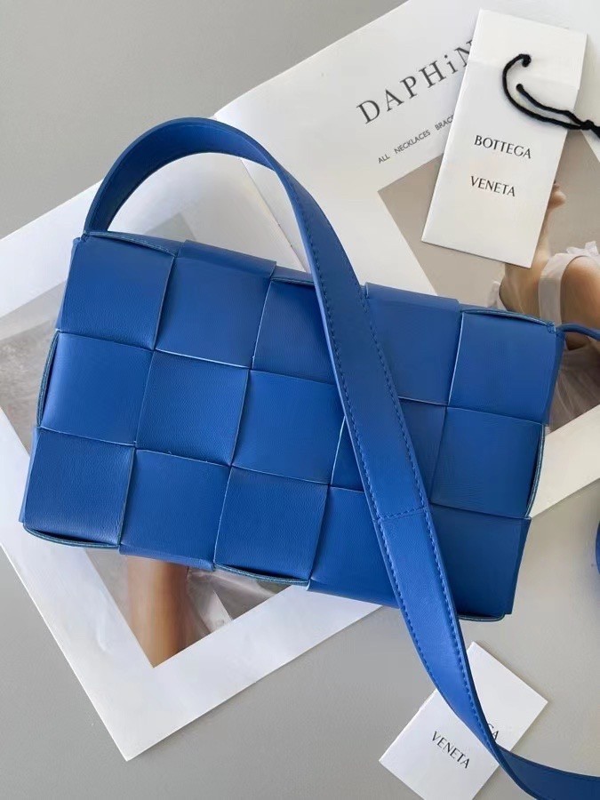 Bottega Veneta Cassett Bag In Blue Intrecciato Lambskin 037