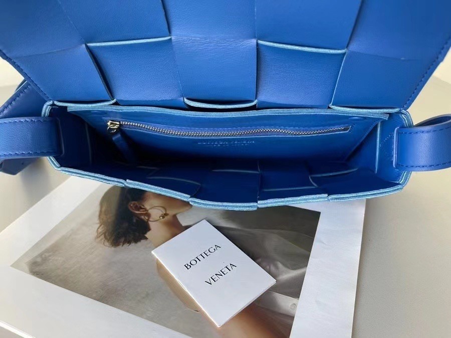 Bottega Veneta Cassett Bag In Blue Intrecciato Lambskin 037