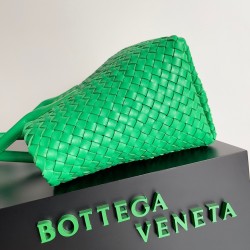 Bottega Veneta Cabat Medium Bag In Green Intrecciato Lambskin 810