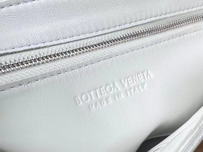 Bottega Veneta Cassett Fringed Bag In White Lambskin 531