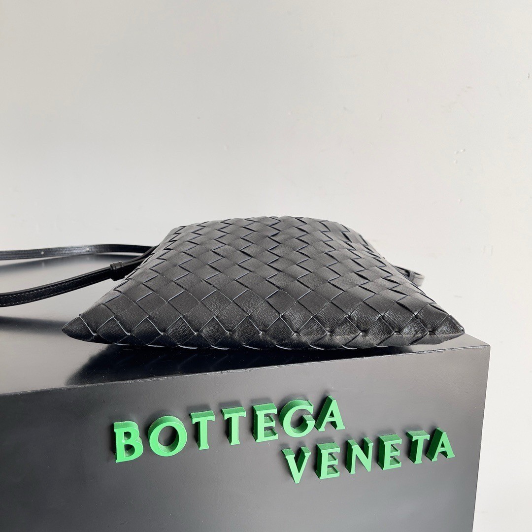 Bottega Veneta Mini Hop Bag in Black Intrecciato Calfskin 602