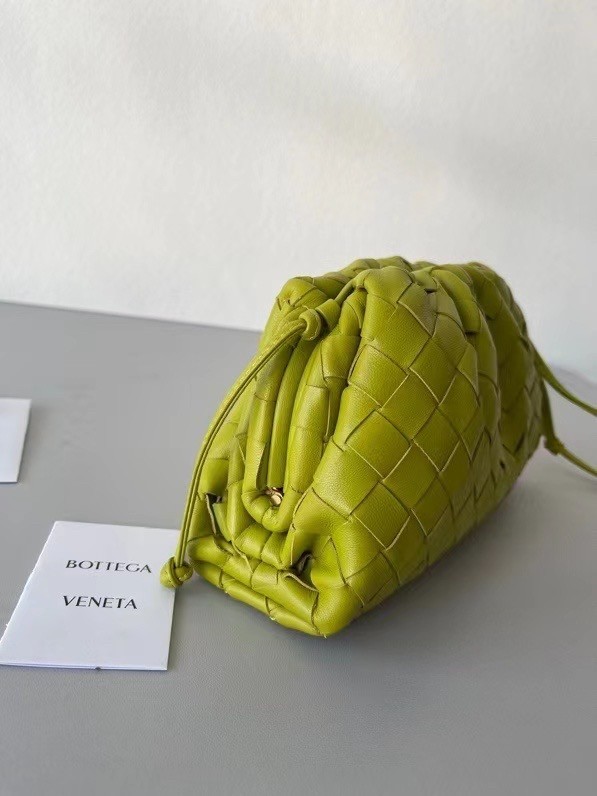 Bottega Veneta Mini Pouch In Kiwi Intrecciato Lambskin 746