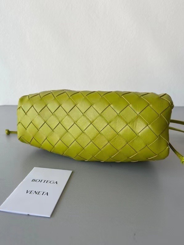 Bottega Veneta Mini Pouch In Kiwi Intrecciato Lambskin 746