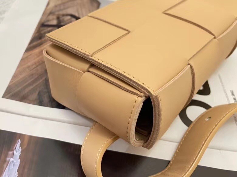 Bottega Veneta Cassette Belt Bag In Beige Intrecciato Leather 397