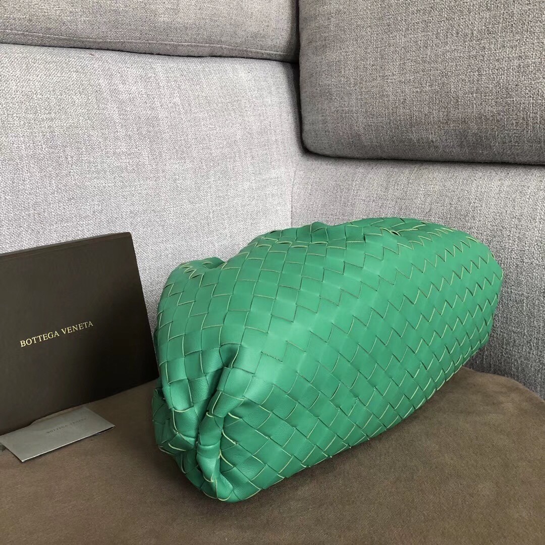 Bottega Veneta The Pouch Clutch In Green Intrecciato Leather 499