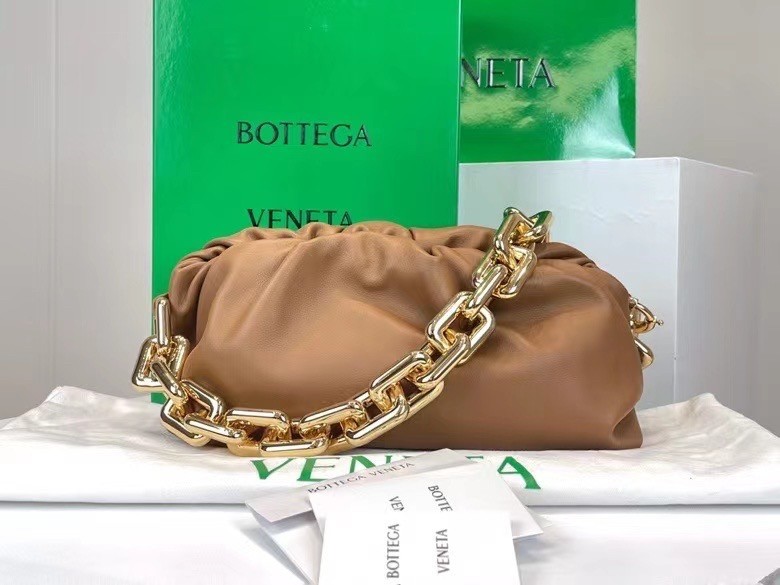 Bottega Veneta The Chain Pouch Bag In Teak Calfskin 833