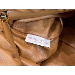 Bottega Veneta The Chain Pouch Bag In Teak Calfskin 833