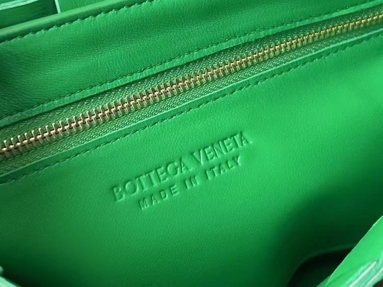 Bottega Veneta Cassett Fringed Bag In Parakeet Lambskin 013