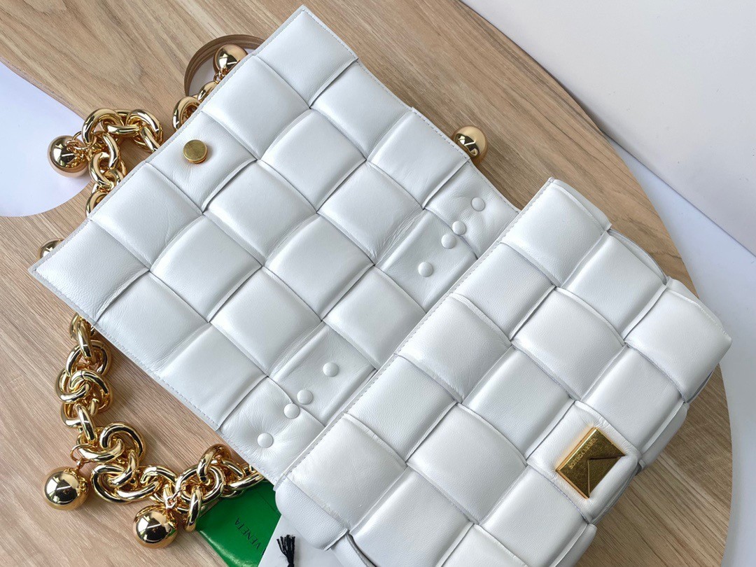 Bottega Veneta Chain Cassette Bag In White Lambskin 546