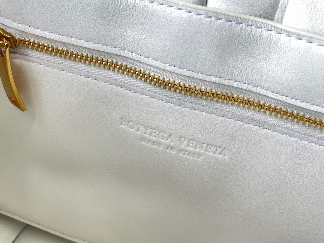 Bottega Veneta Chain Cassette Bag In White Lambskin 546