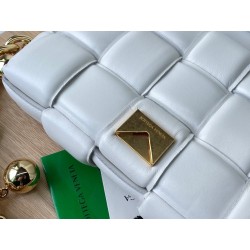 Bottega Veneta Chain Cassette Bag In White Lambskin 546