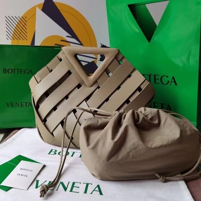 Bottega Veneta Medium Point Bag In Taupe Intrecciato Leather 582