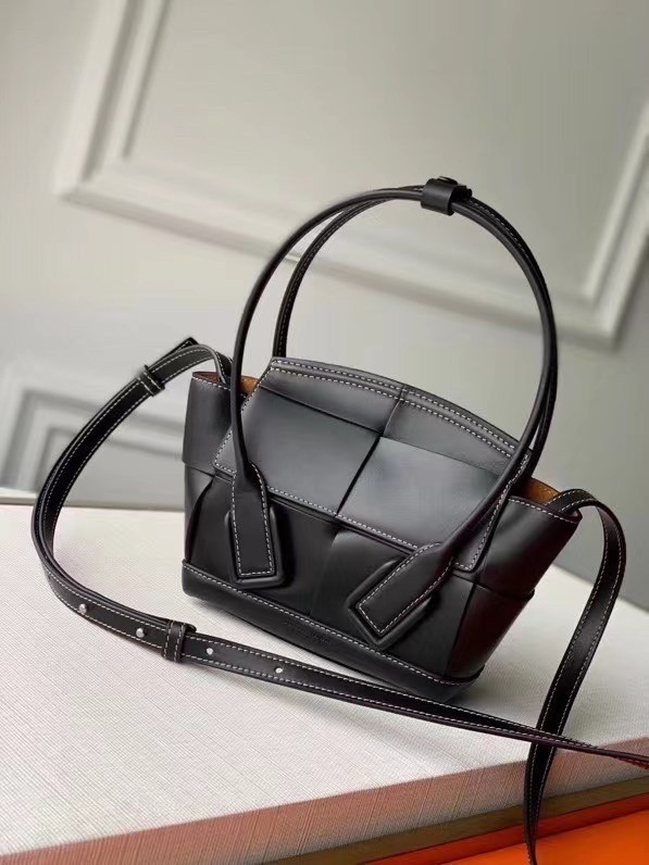 Bottega Veneta Mini Arco Bag In Black Intrecciato Calfskin 827