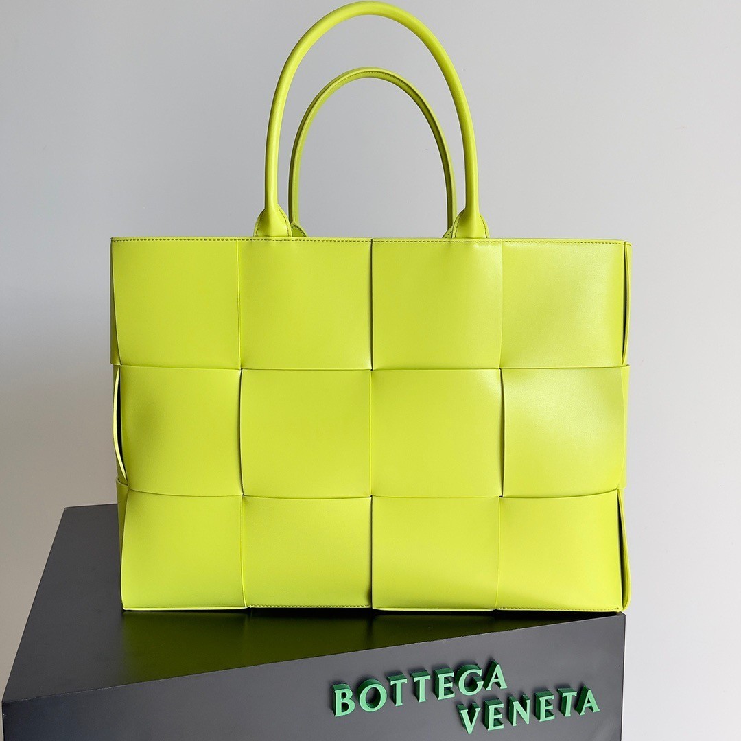 Bottega Veneta Large Arco Tote Bag In Kiwi Intrecciato Calfskin 935