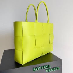 Bottega Veneta Large Arco Tote Bag In Kiwi Intrecciato Calfskin 935