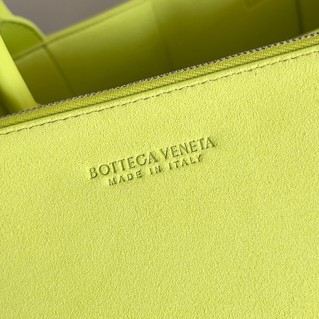 Bottega Veneta Large Arco Tote Bag In Kiwi Intrecciato Calfskin 935