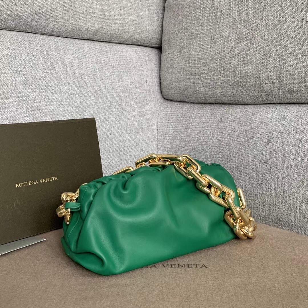 Bottega Veneta The Chain Pouch In Green Calfskin 137