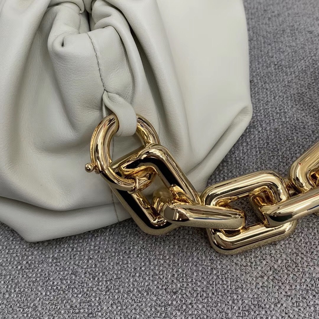 Bottega Veneta The Chain Pouch In Plaster Calfskin 590