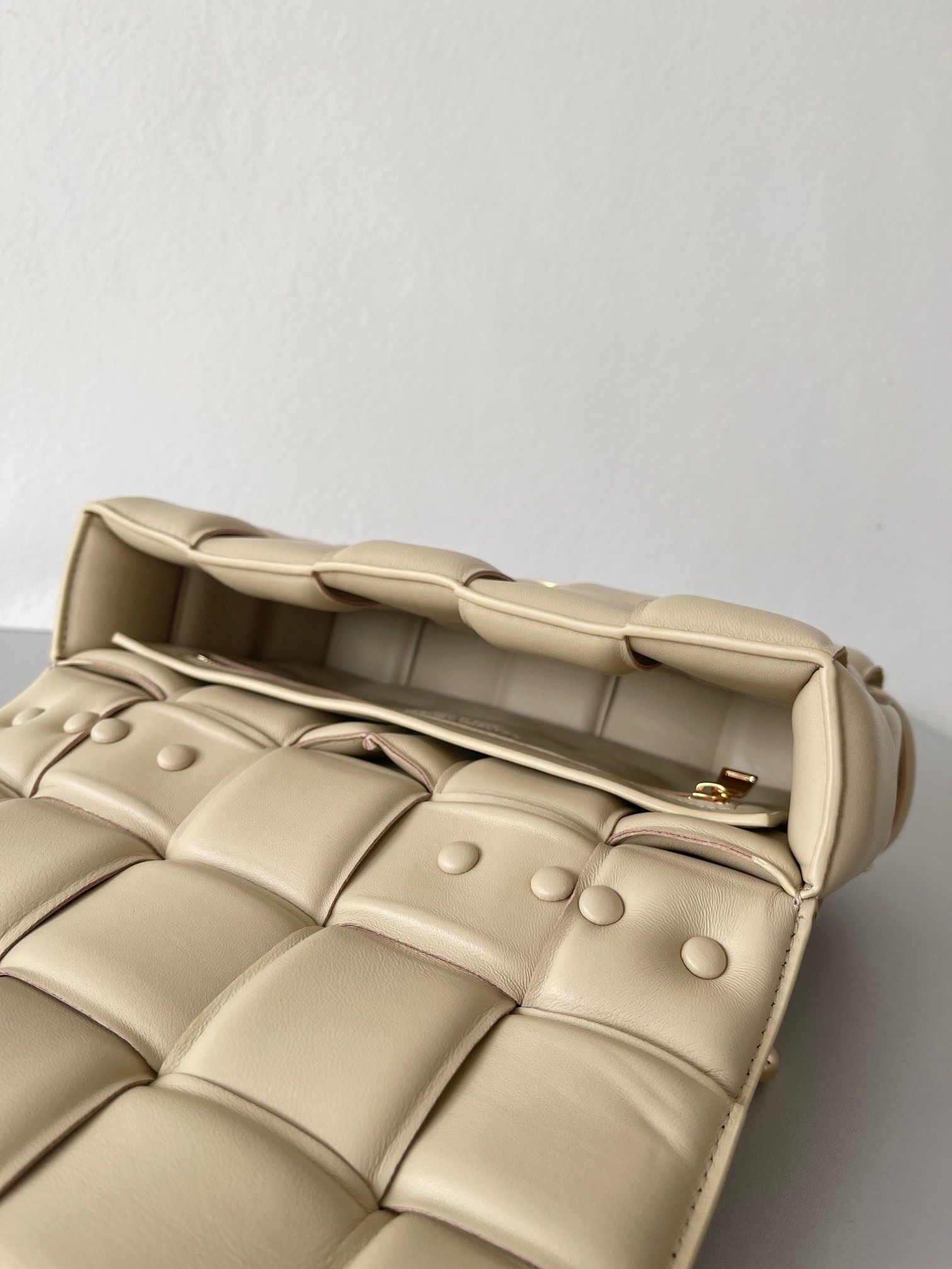 Bottega Veneta Chain Cassette Bag In Porridge Lambskin 814