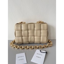 Bottega Veneta Chain Cassette Bag In Porridge Lambskin 814