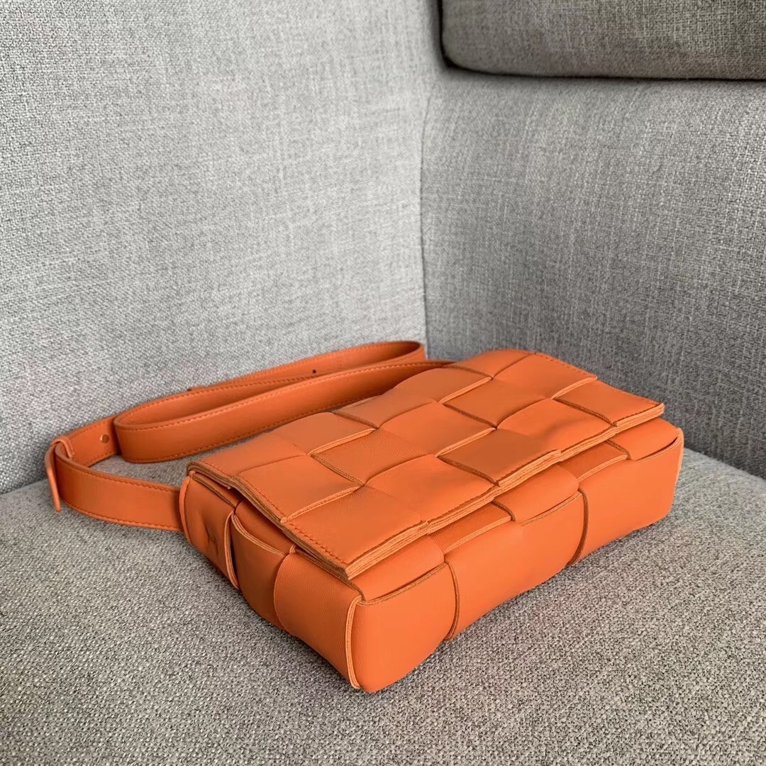 Bottega Veneta Cassette Bag In Orange Lambskin 050