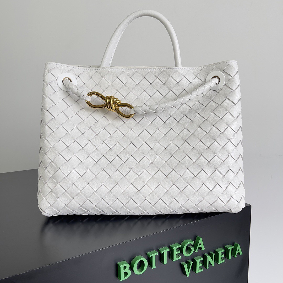 Bottega Veneta Medium Andiamo Bag In White Intrecciato Lambskin 752