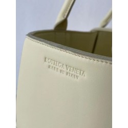 Bottega Veneta Arco Medium Tote In Cream Intrecciato Lambskin 055