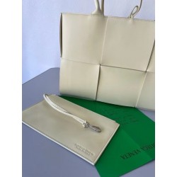 Bottega Veneta Arco Medium Tote In Cream Intrecciato Lambskin 055