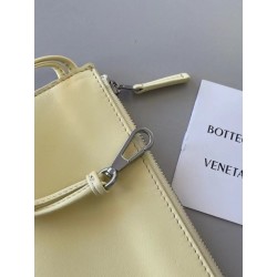 Bottega Veneta Arco Medium Tote In Cream Intrecciato Lambskin 055