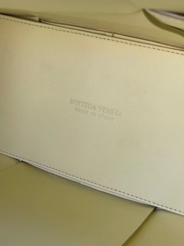 Bottega Veneta Arco Medium Tote In Cream Intrecciato Lambskin 055