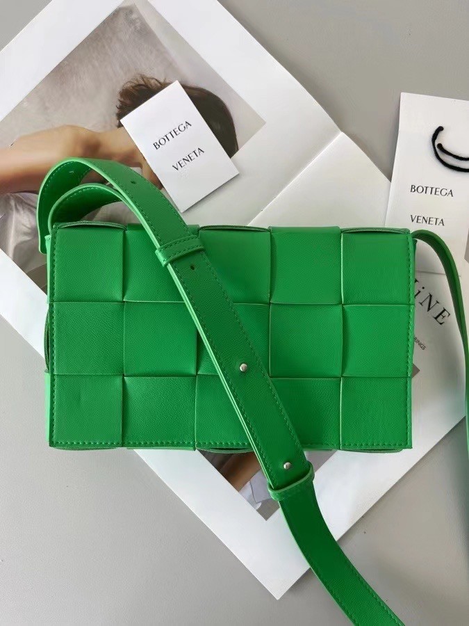 Bottega Veneta Cassett Bag In Green Intrecciato Lambskin 222