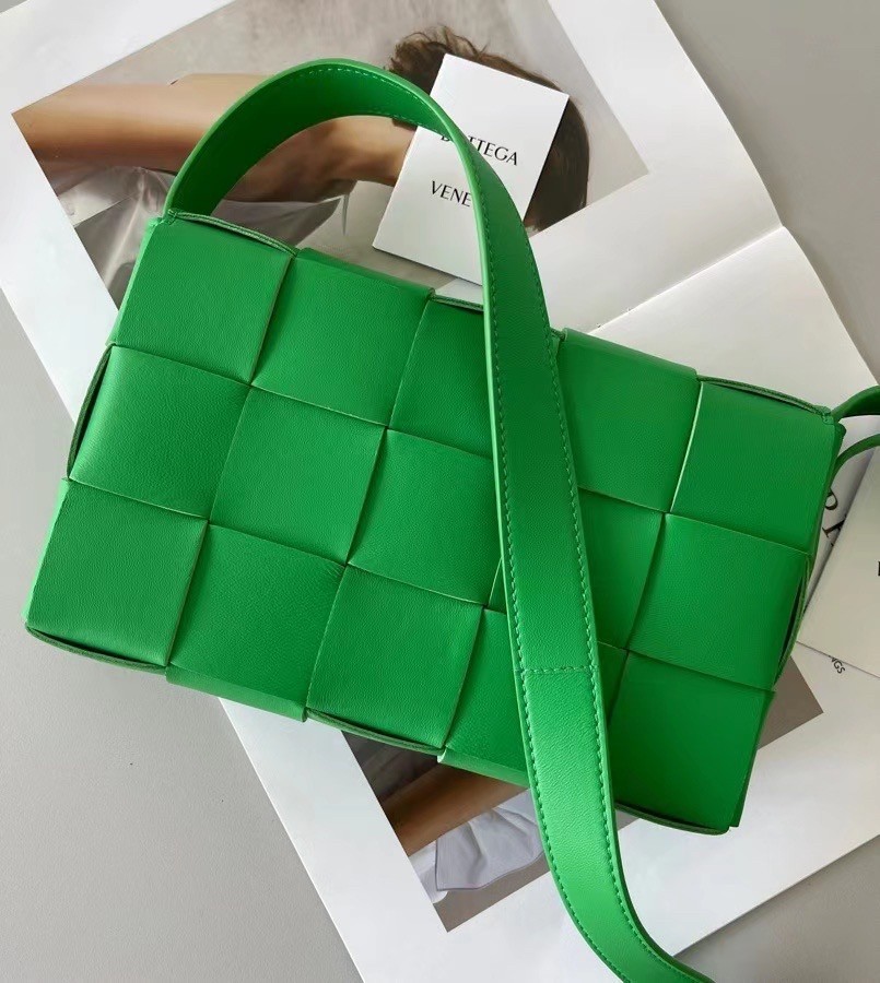 Bottega Veneta Cassett Bag In Green Intrecciato Lambskin 222