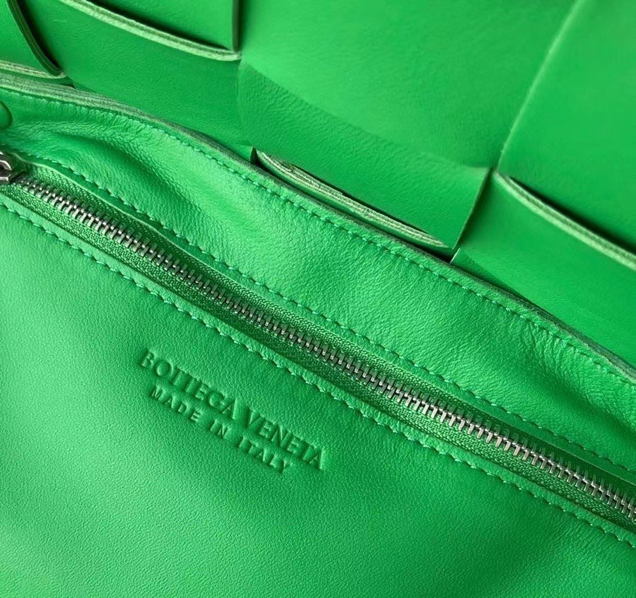 Bottega Veneta Cassett Bag In Green Intrecciato Lambskin 222